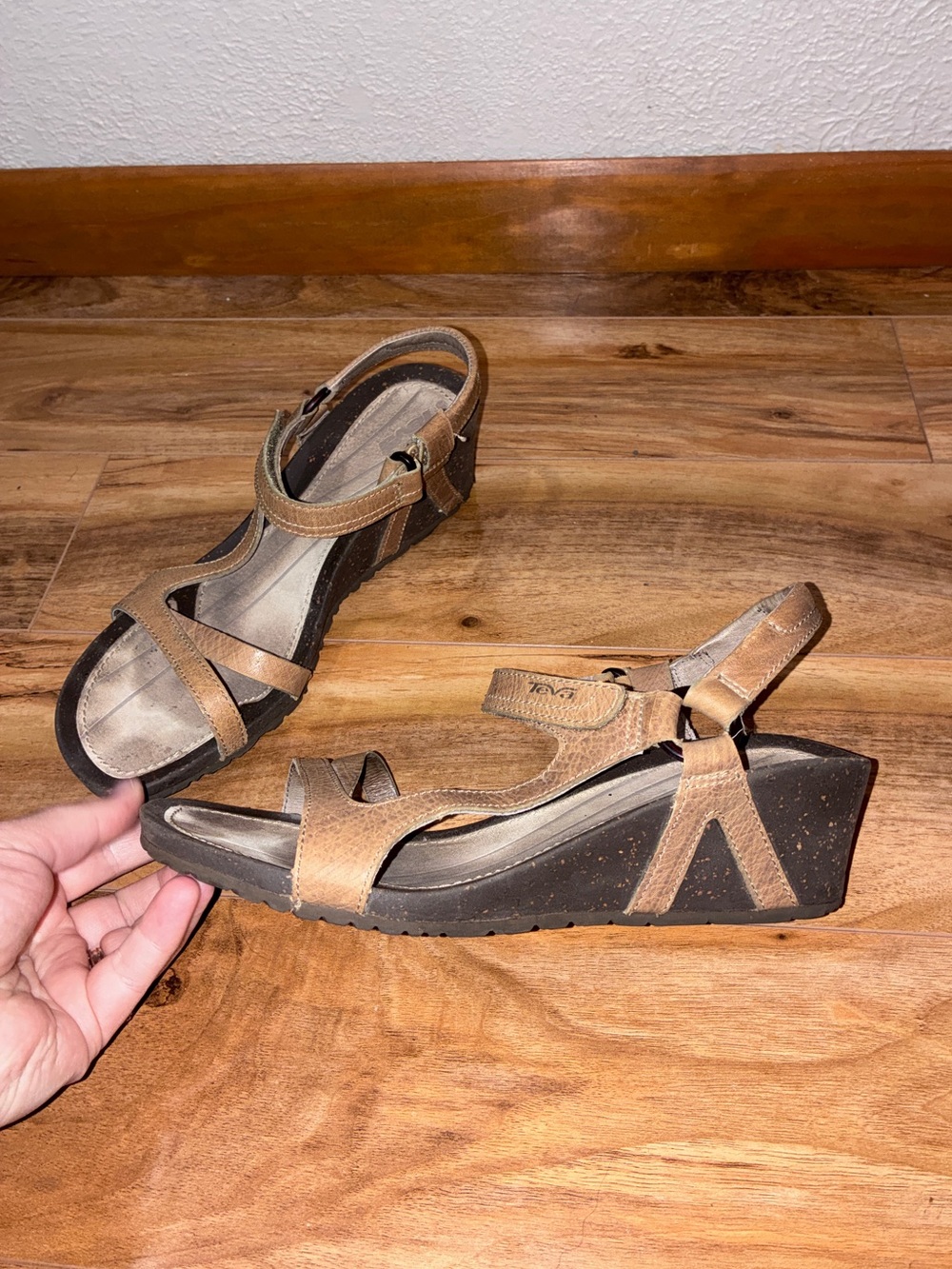 Teva Cabrillo Women’s Strap Wedge Tan Leather Sandals - size 9